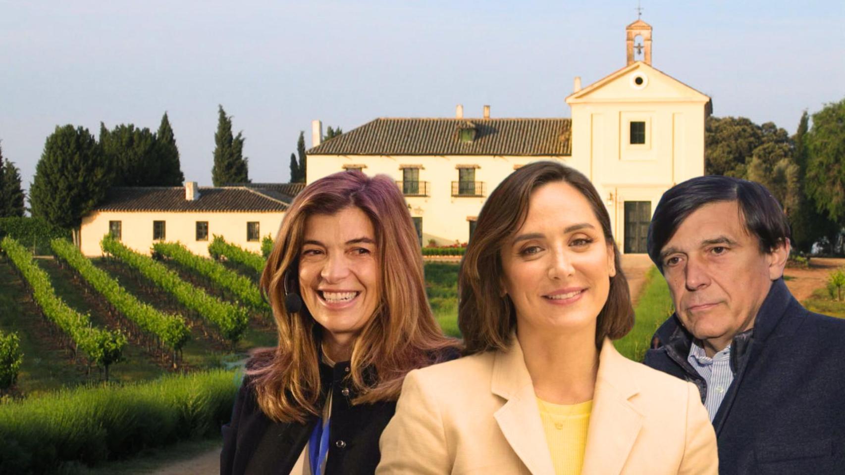 Xandra Falcó, Tamara Falcó y Manuel Falcó en primer plano y de fondo la finca del Marqués de Griñón.