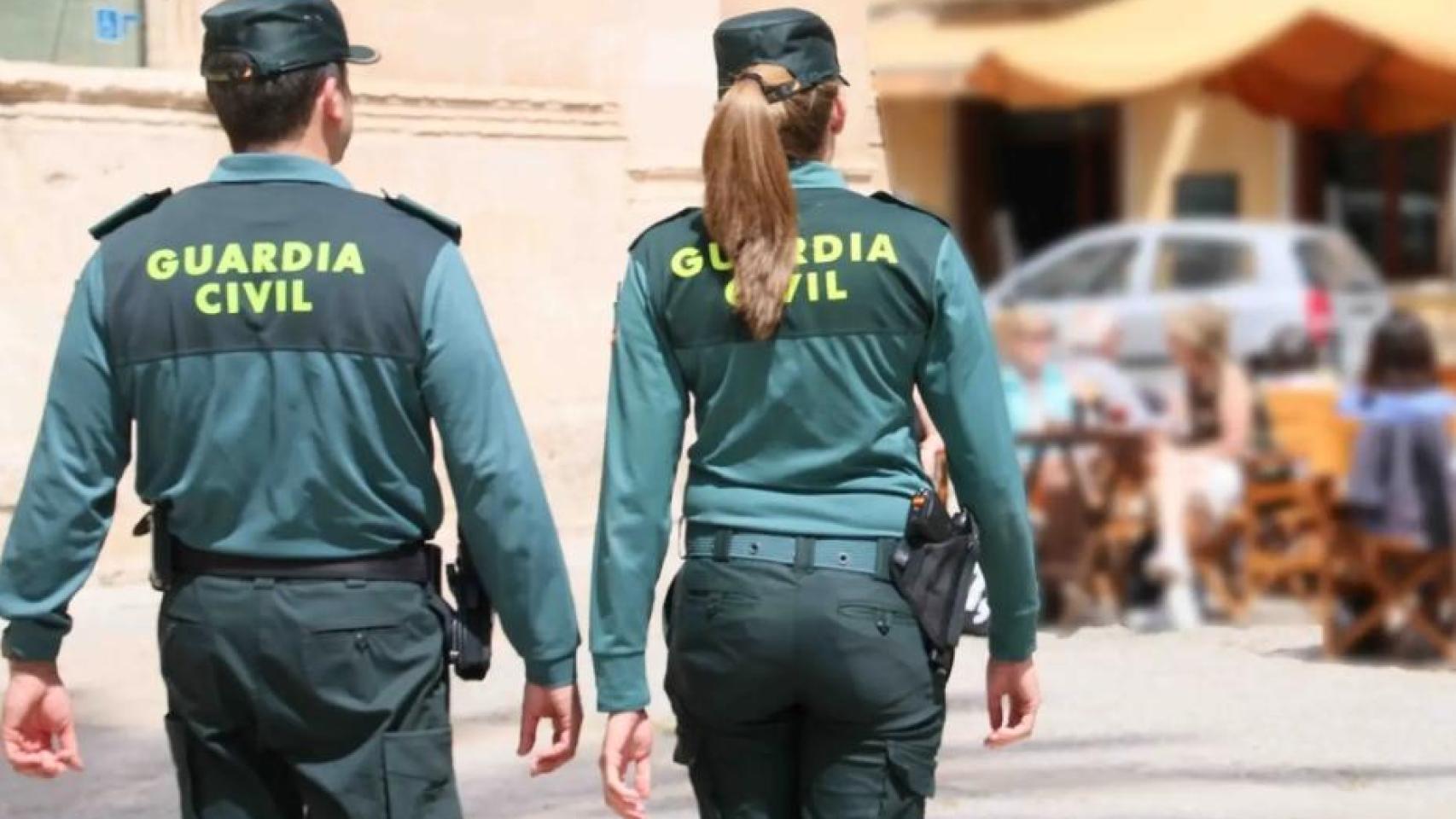Una pareja de guardias civiles en una imagen de archivo.