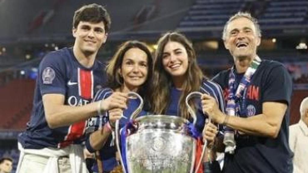 Luis Enrique lifts the Champions League with his family.