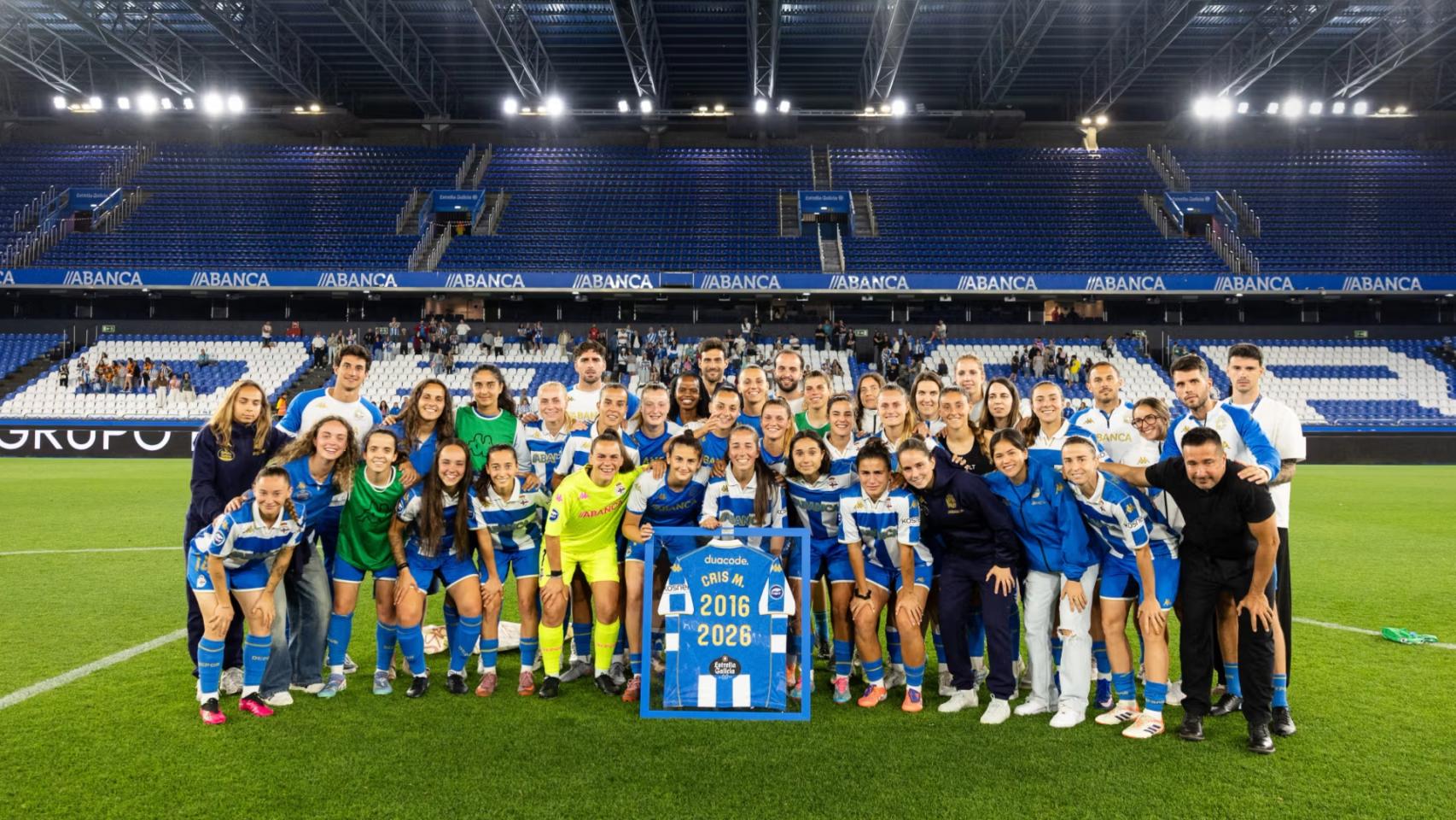 La plantilla del Deportivo femenino posa junto a Cris Martínez tras el partido ante el Espanyol