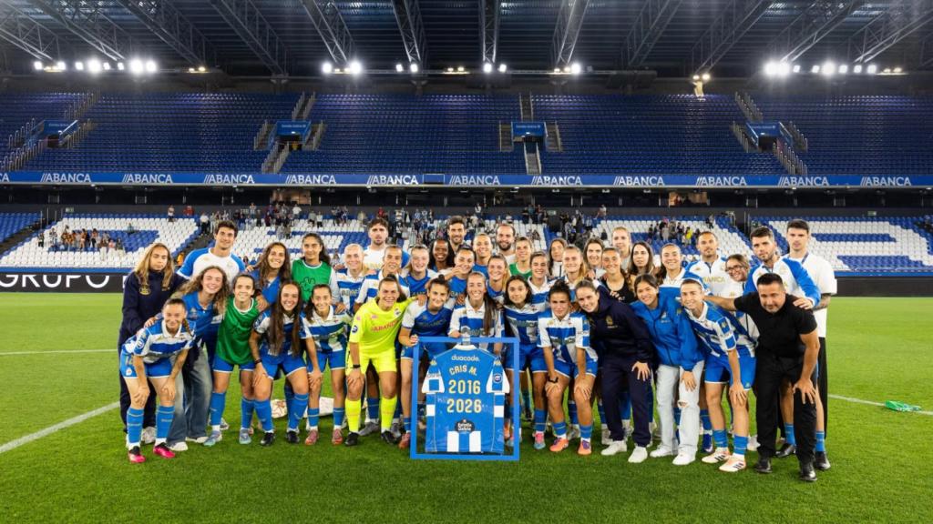 La plantilla del Deportivo femenino posa junto a Cris Martínez tras el partido ante el Espanyol
