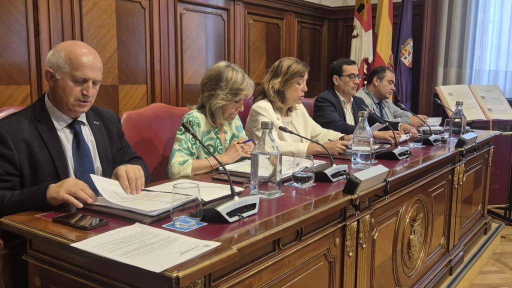 La presidenta de la Diputación de Palencia, Ángeles Armisén, durante el pleno de este jueves
