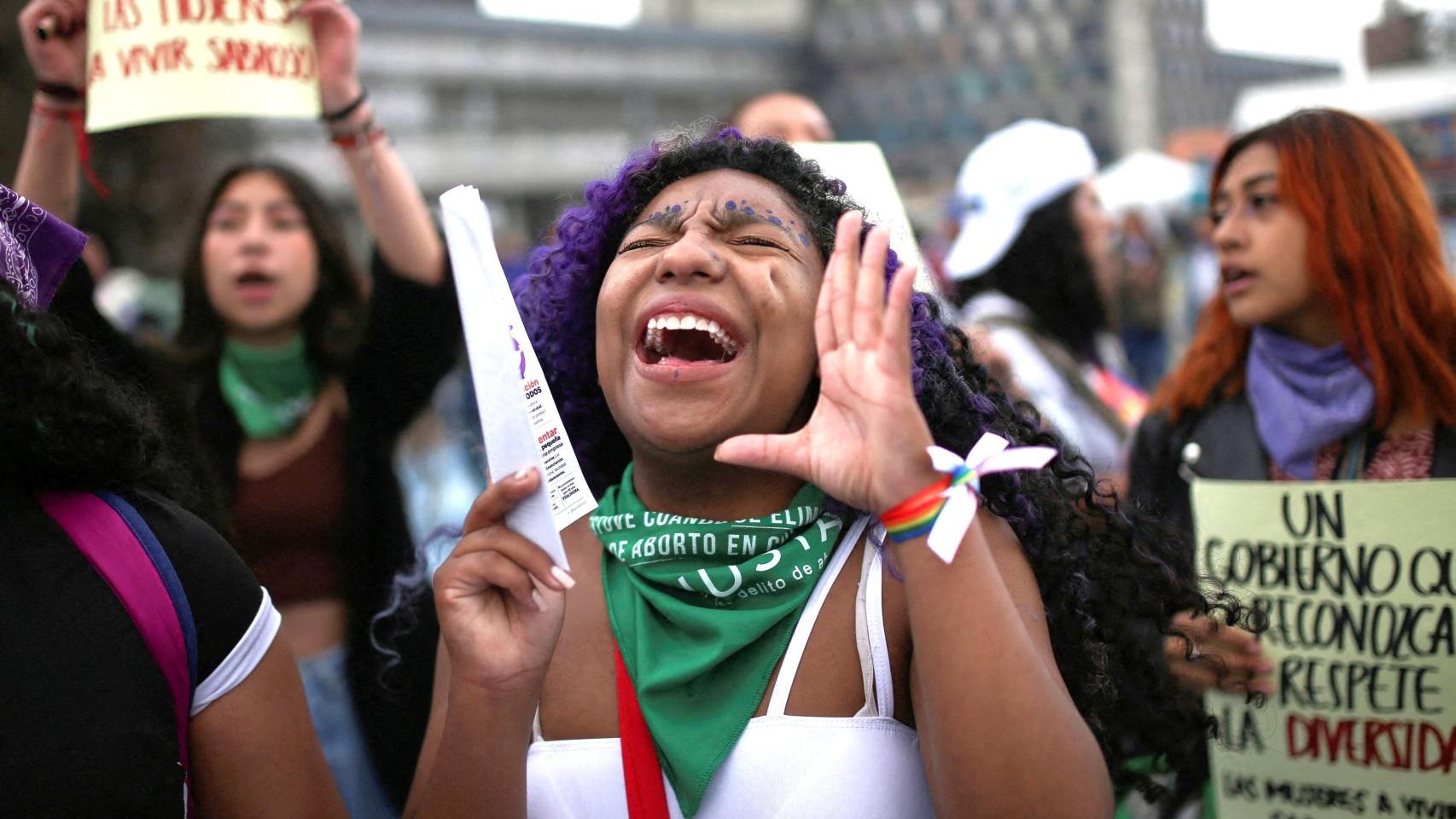 Imagen de archivo de una mujer en una manifestación en Bogotá.