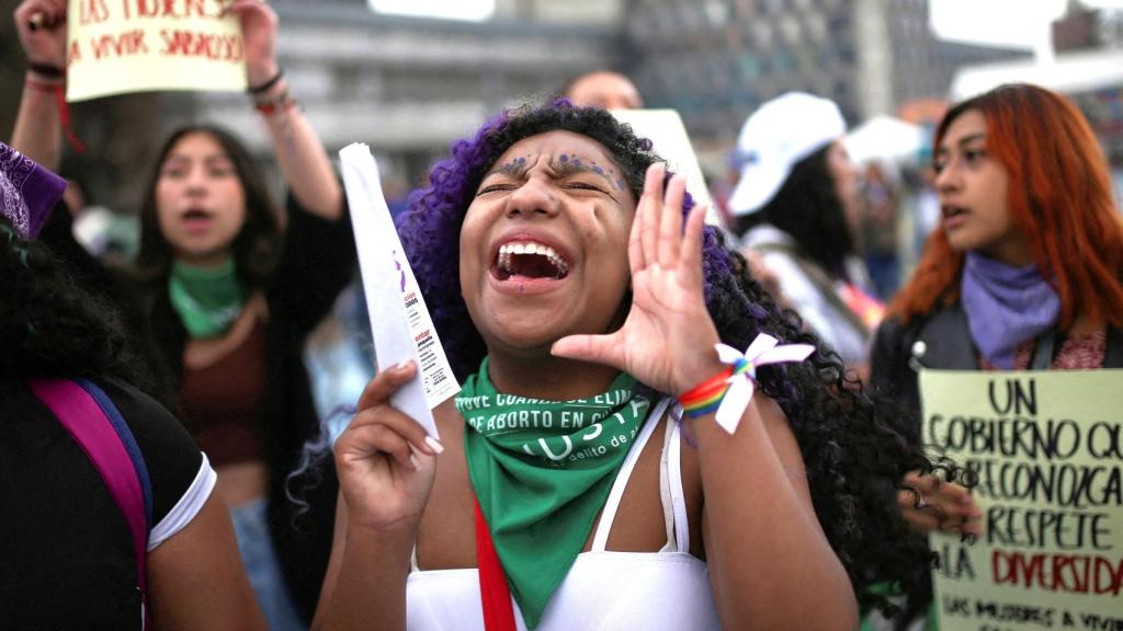 Imagen de archivo de una mujer en una manifestación en Bogotá.
