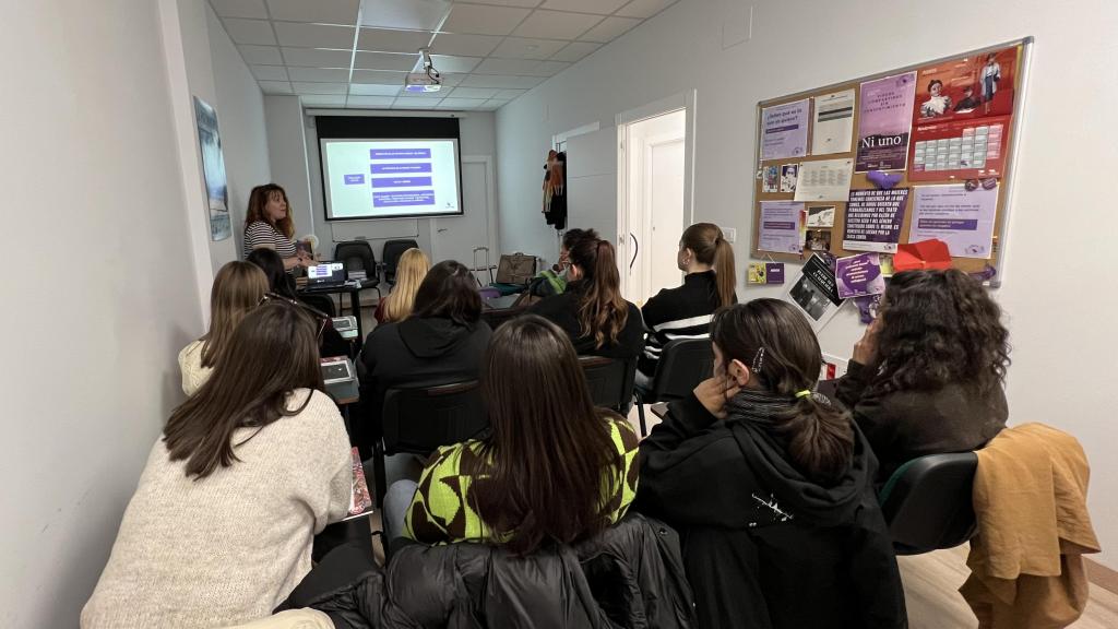 En ADAVAS les ofrecen información y asesoramiento de orientación laboral a través de talleres.