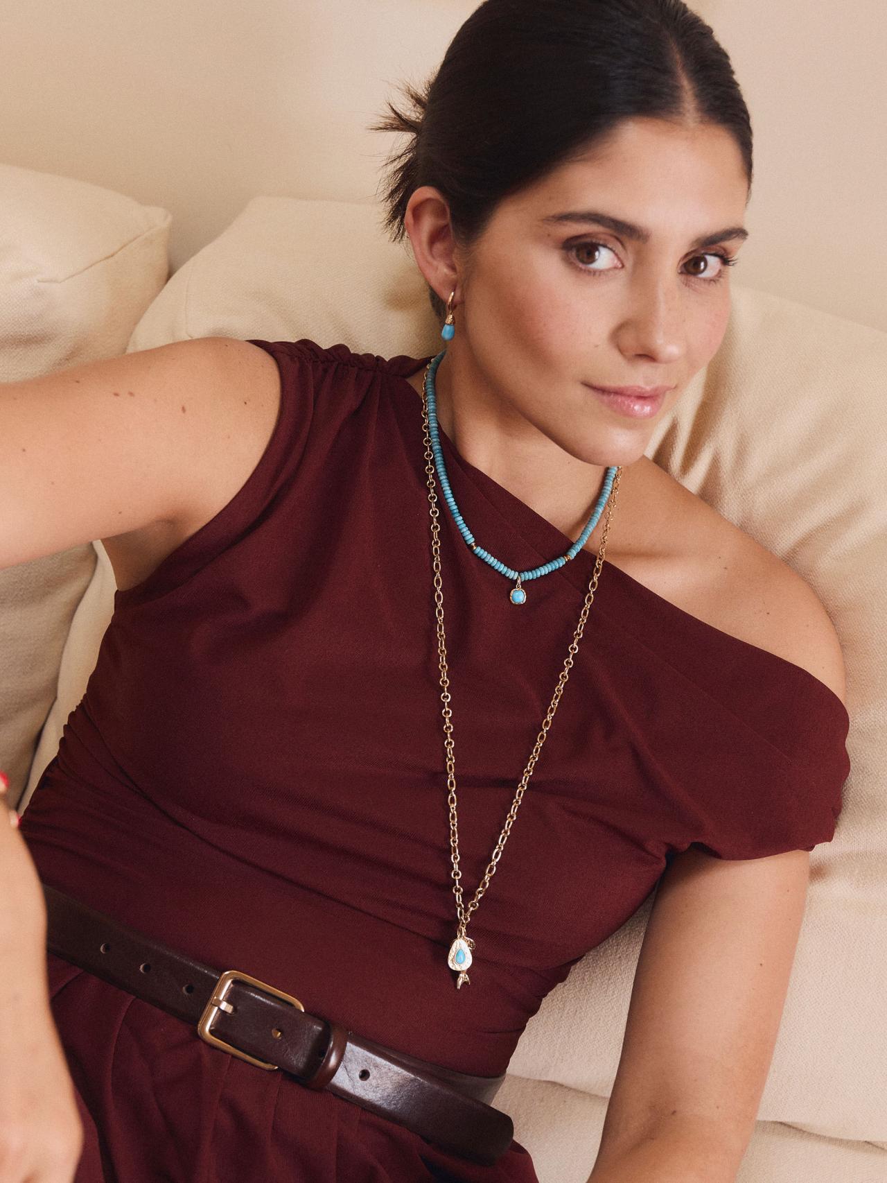 La infuencer luciendo dos collares de la nueva colección.