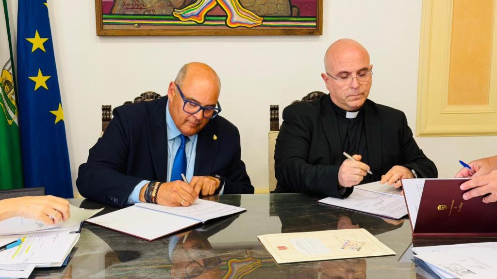 Firma del convenio entre Vélez-Málaga y el obispado.