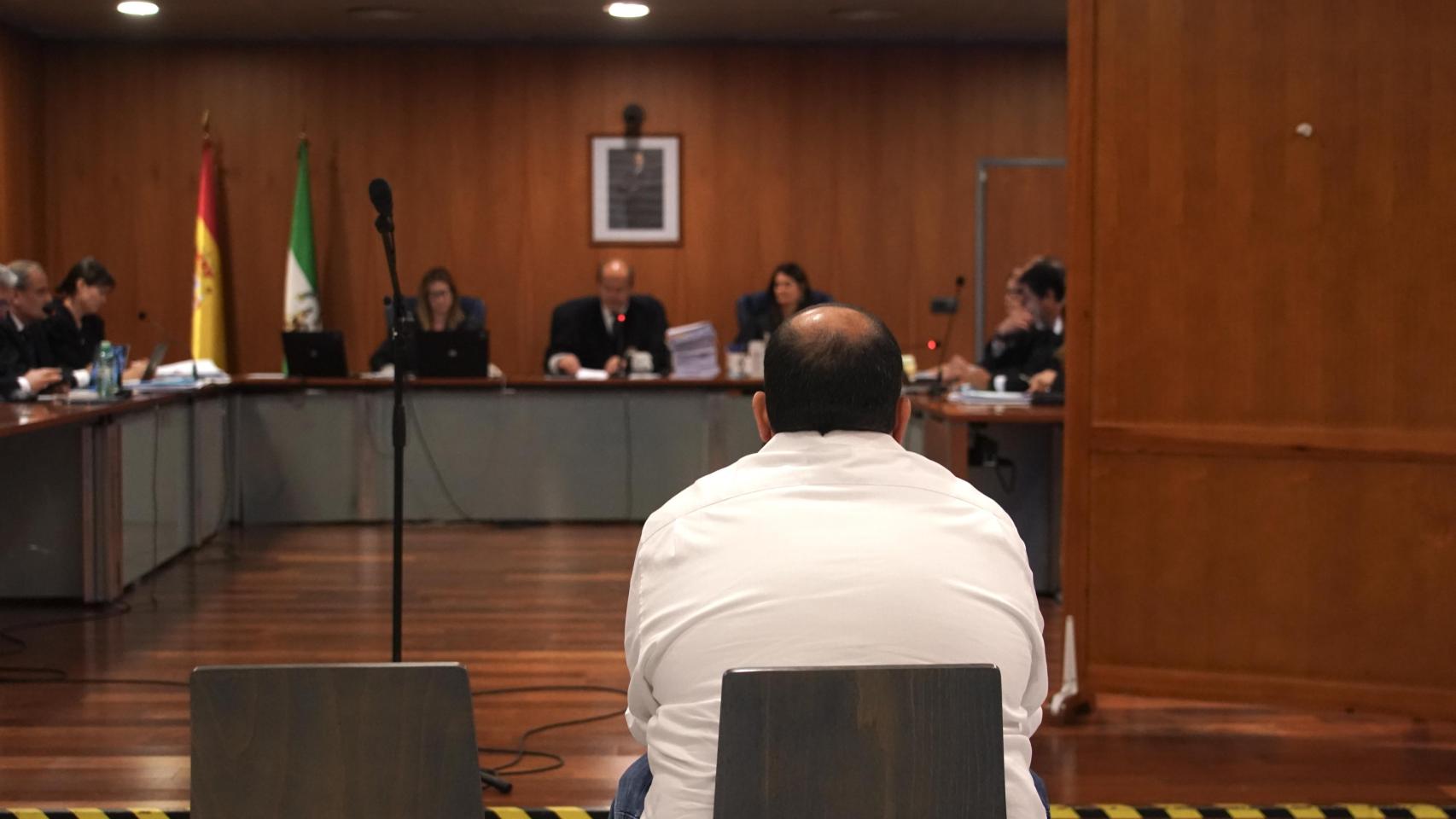 El cura acusado presuntamente de abusar de varias mujeres en el banquillo de los acusados, durante la celebración de su juicio. 
