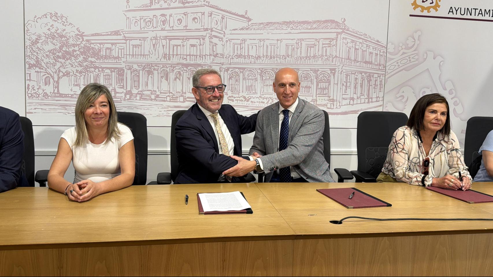Firma del acuerdo entre el alcalde de León, José Antonio Diez, y el presidente de la Fundación Laboral de la Construcción, Javier Vega Corrales, este jueves