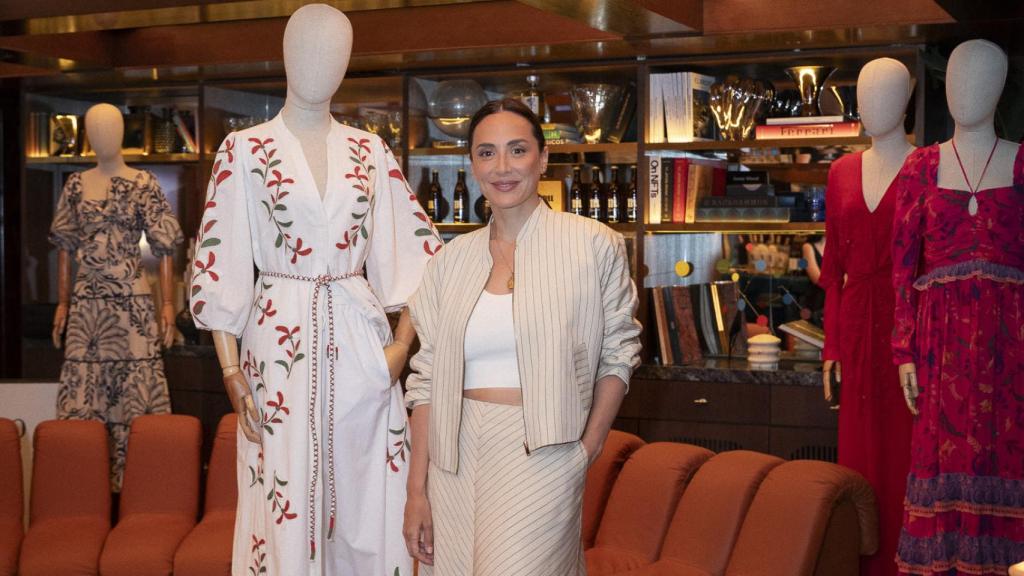 Tamara Falcó posando con un vestido de su colección.