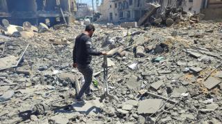 Un hombre inspecciona el lugar de un ataque israelí en Tiro.