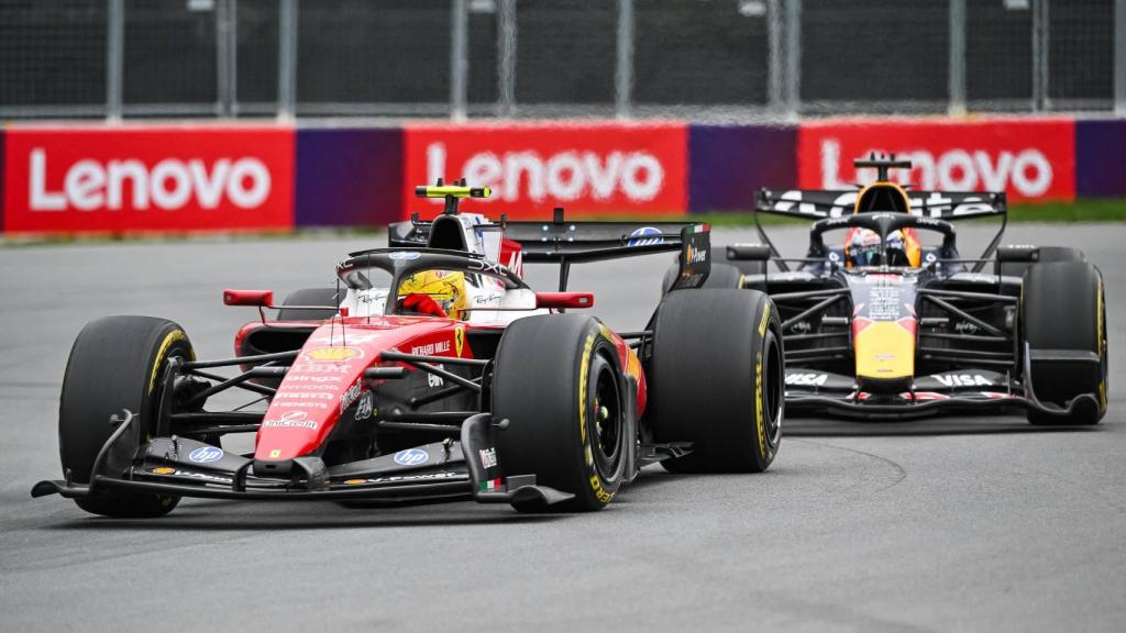 Uno de los coches de Ferrari en una carrera de F1.