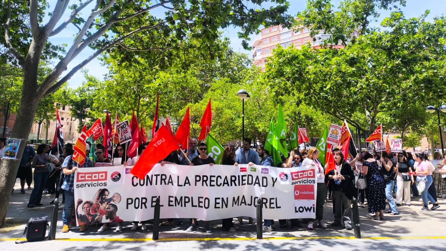 Concentración contra los despidos en Majorel