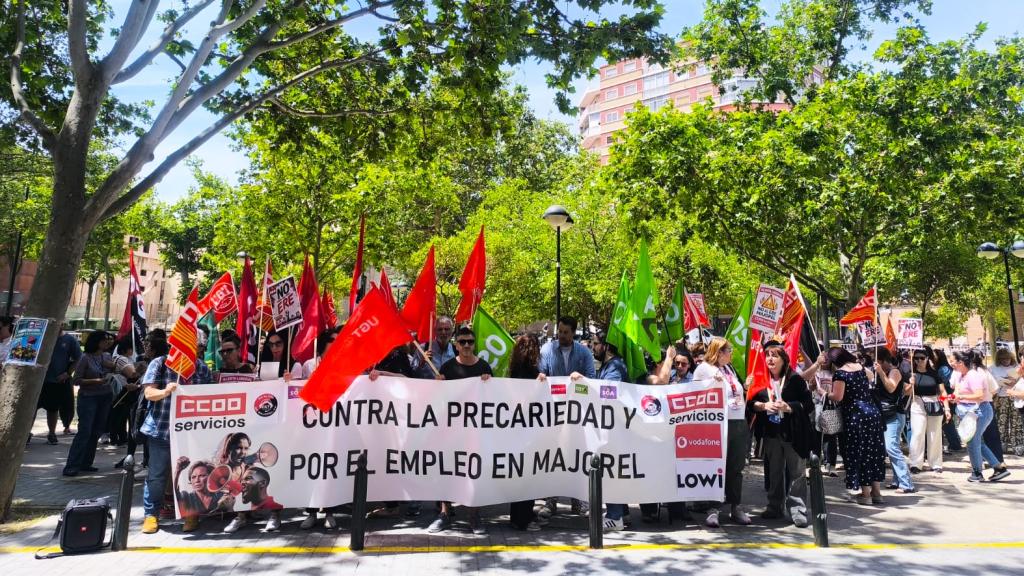 Concentración contra los despidos en Majorel