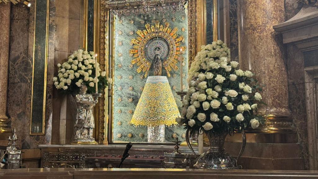 La Virgen del Pilar, con su nuevo manto.