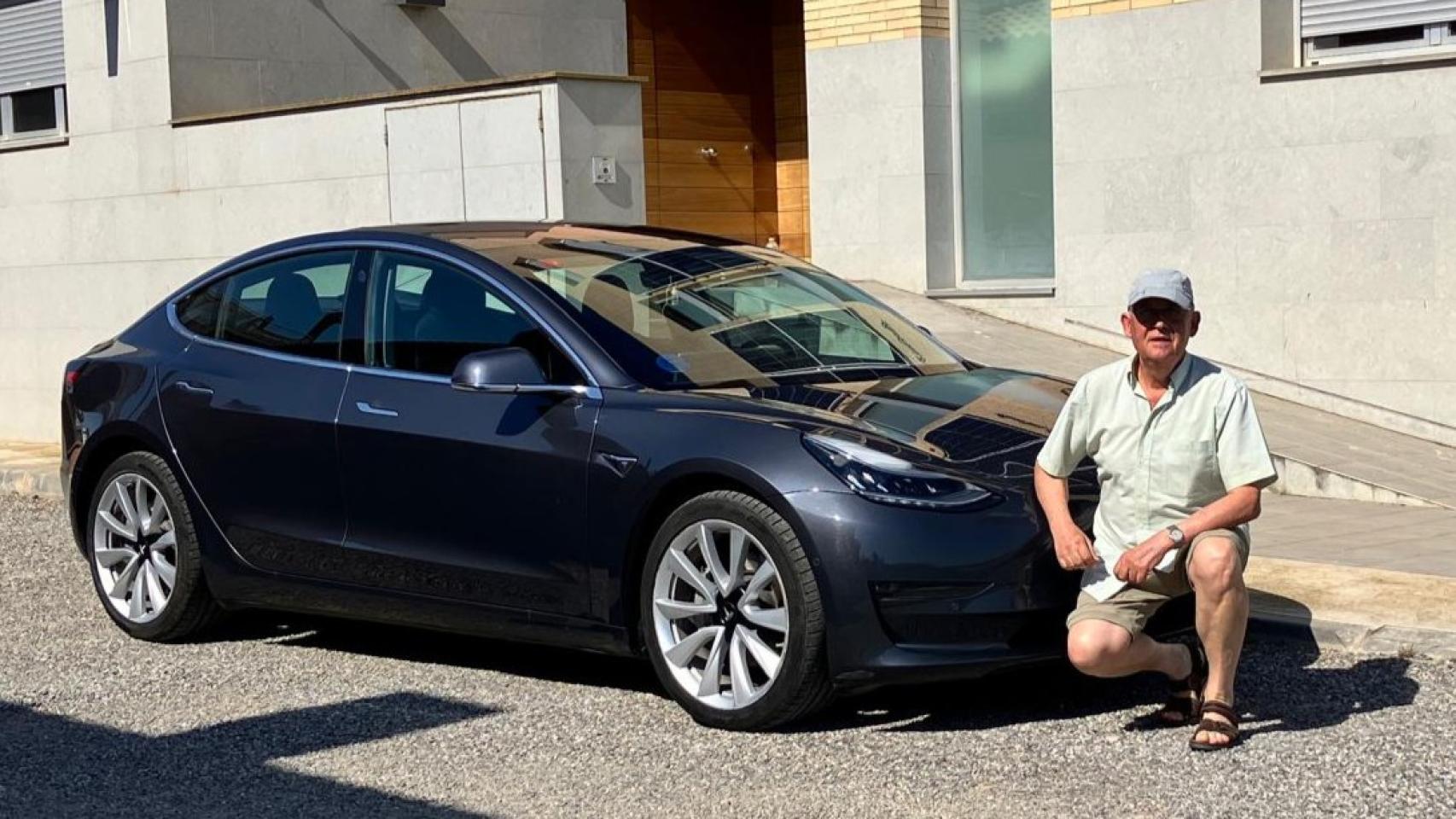 Jaume Josa con su Tesla.