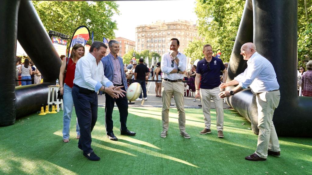 El alcalde de Valladolid, Jesús Julio Carnero, y el consejero de la Presidencia, Luis Miguel González Gago, visitan la presentación de las Village Series Mundiales de Rugby junto al presidente de la Real Federación Española de Rugby, Juan Carlos Martín ‘Hansen’