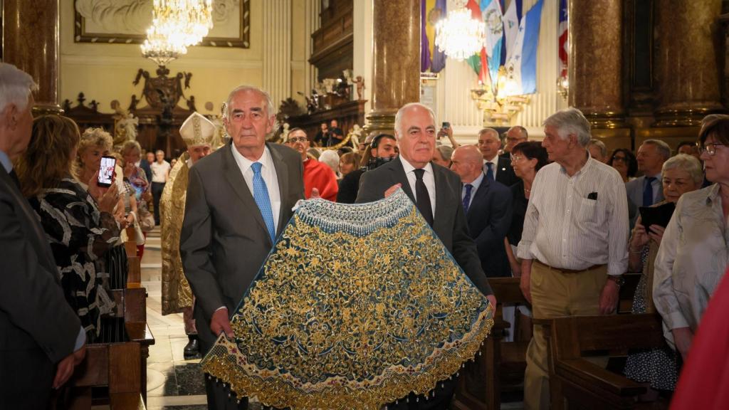Amado Franco y José Luis Rodrigo, presidente y director general de Fundación Ibercaja, entregan el manto a la Virgen.jpg