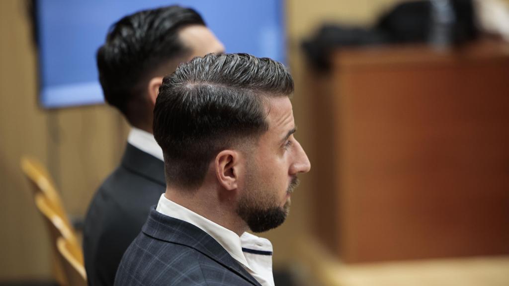 El futbolista Rafa Mir durante el juicio en la Ciudad de la Justicia de Valencia, junto a su compañero Pablo Jara. Efe / Biel Aliño