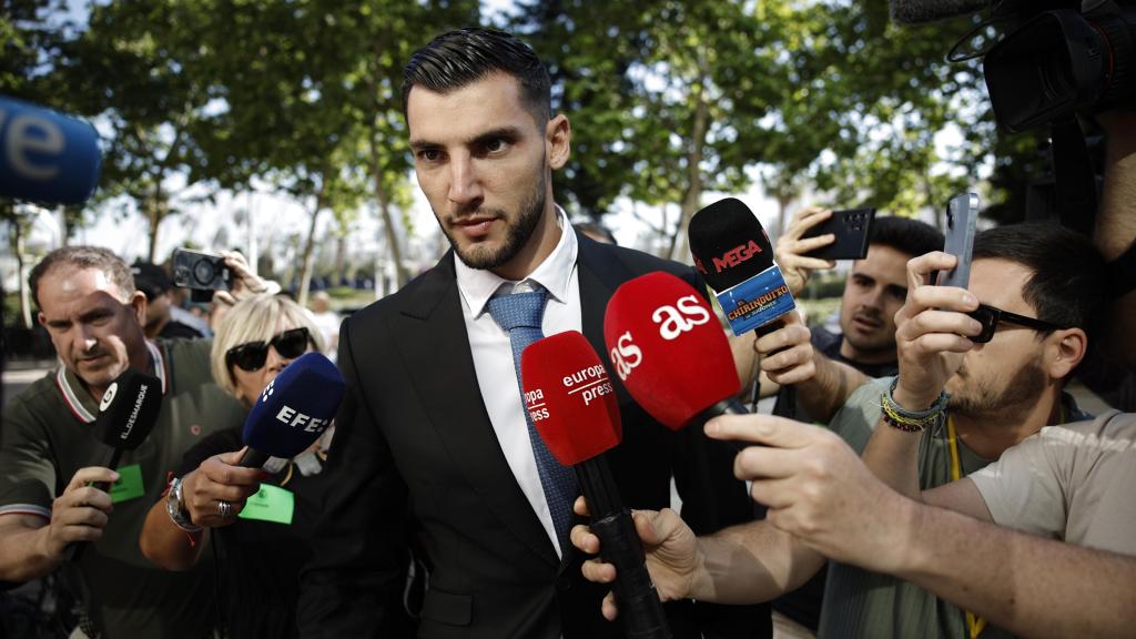 El futbolista Rafa Mir a su llegada a la Ciudad de la Justicia de Valencia. Efe / Biel Aliño