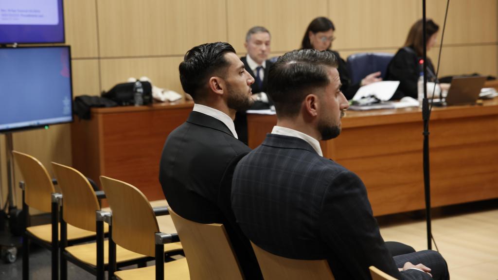 El futbolista Rafa Mir durante el juicio en la Ciudad de la Justicia de Valencia, junto a su compañero Pablo Jara, juzgados por agredir sexualmente y lesionar a dos mujeres. Efe / Biel Aliño