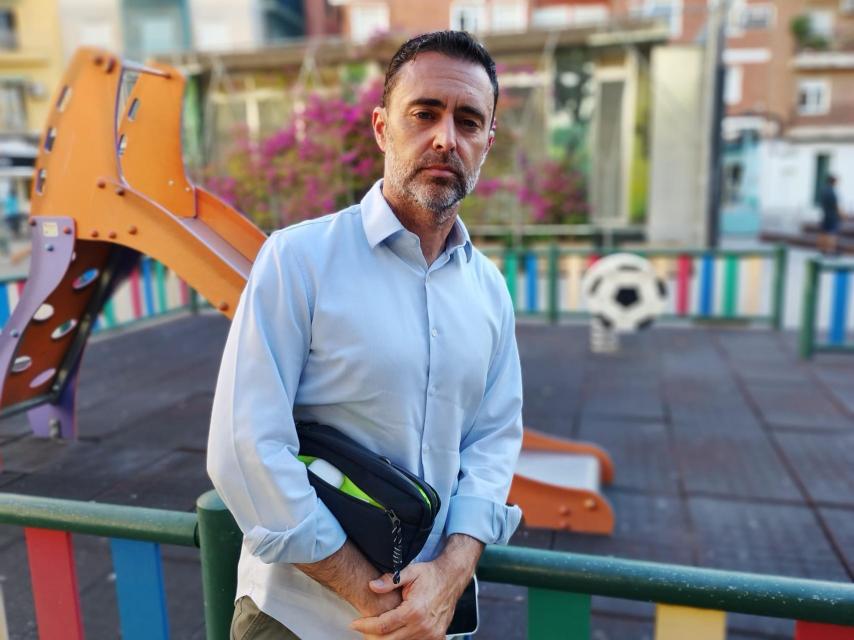 Sergio, el comercial investigado por la trama de las prótesis, este jueves, en un parque en el centro de la capital del Segura.