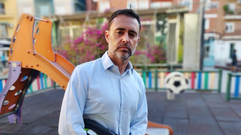 Sergio, el comercial investigado por la trama de las prótesis, este jueves, en un parque en el centro de la capital del Segura.