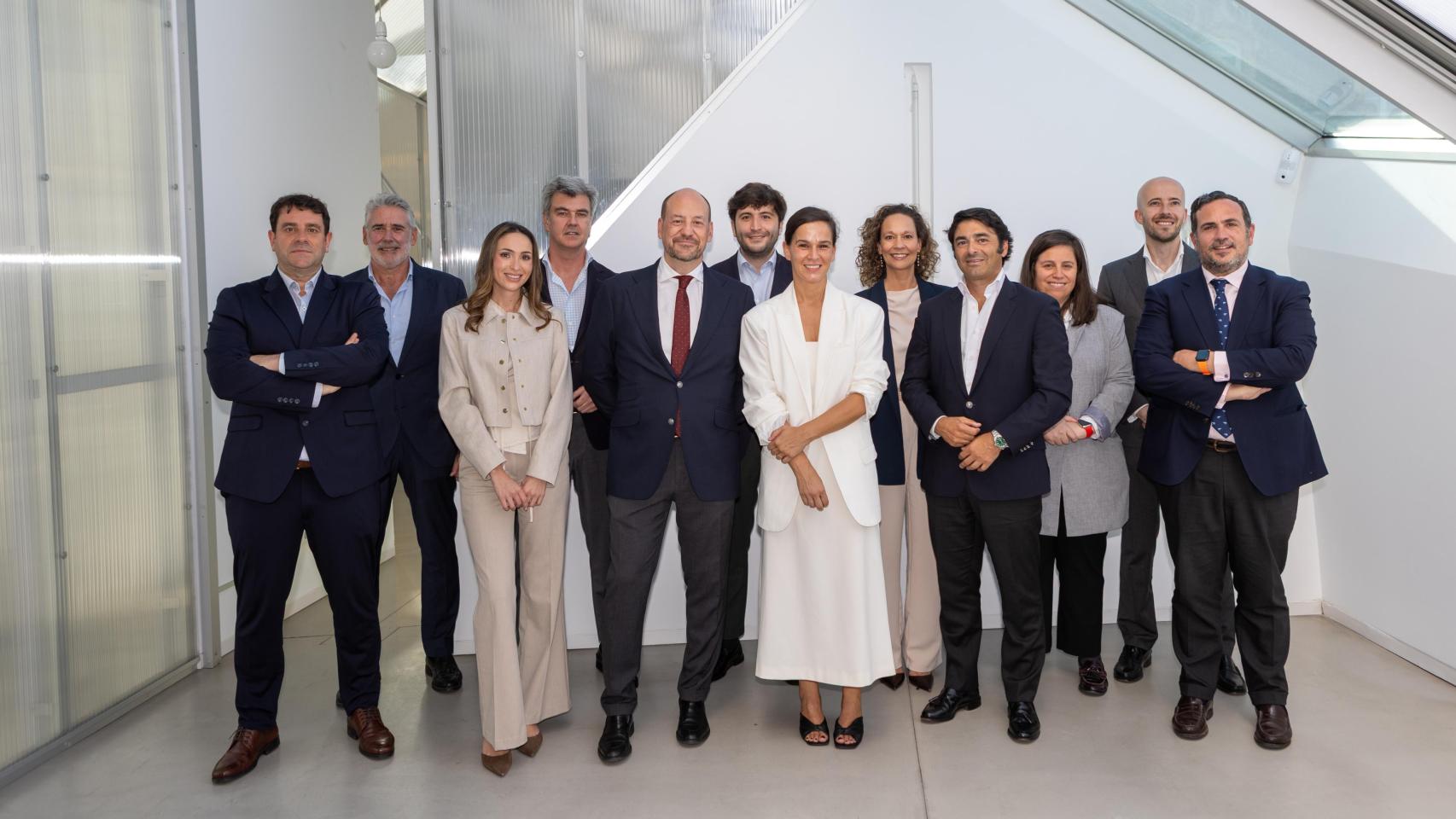 Foto de familia en la inauguración de la nueva oficina de Sabseg en Vigo