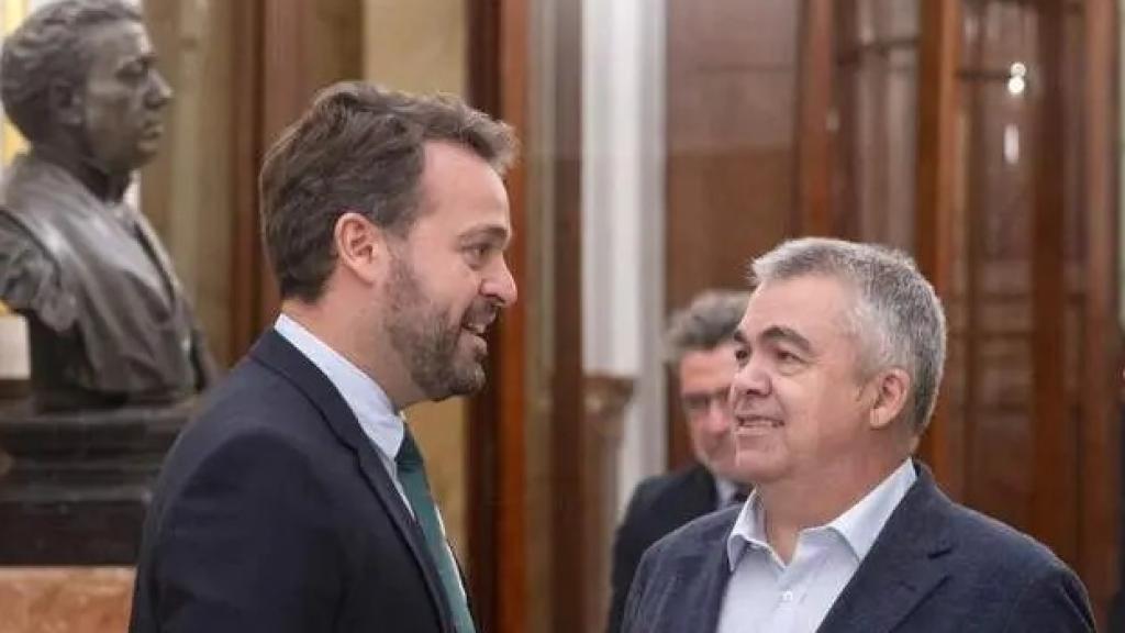 Juan Francisco Serrano y Santos Cerdán. en los pasillos del Congreso.