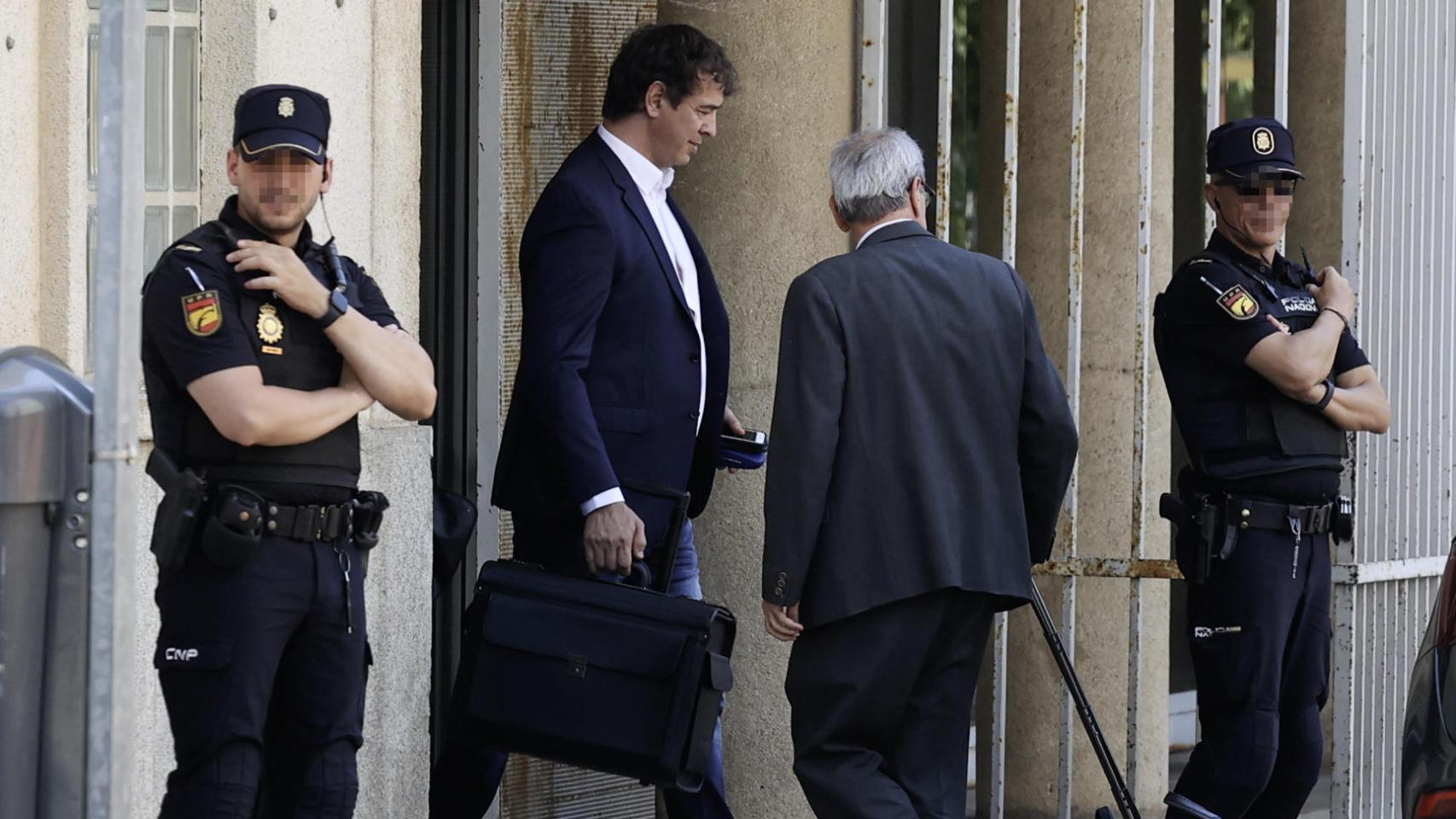 David Sánchez, hermano del presidente del Gobierno, a su salida este jueves de la Audiencia de Badajoz.