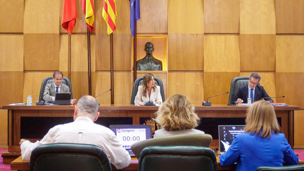 La alcaldesa de Zaragoza, Natalia Chueca, durante el pleno de este jueves.