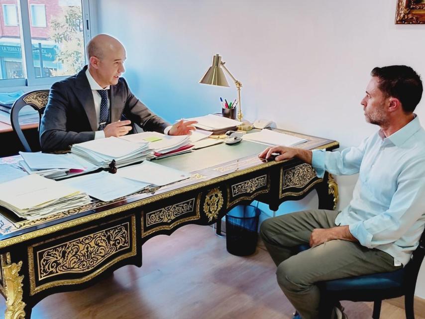 El abogado Alí Martínez, este jueves, reunido con Sergio, para abordar las claves de su defensa en la trama de las prótesis.