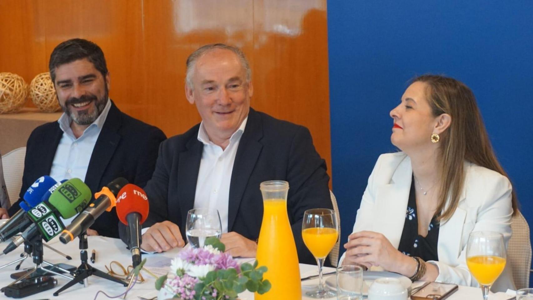Lorenzo, con parte de su equipo, en un acto en mayo de 2025