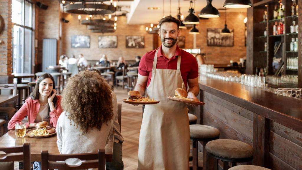 Un camarero sirviendo comida en un restaurante