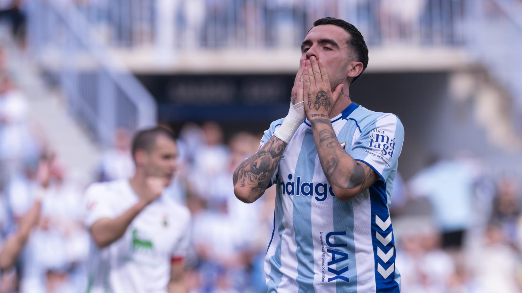 Joaquín se lamenta durante el Málaga CF vs. Racing de Santander en La Rosaleda.