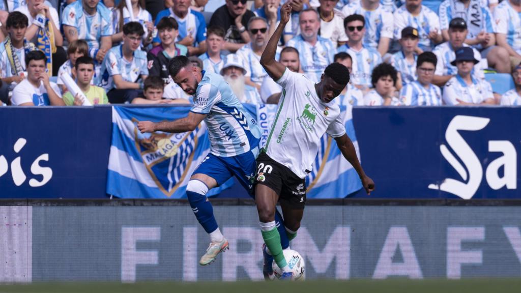 Carlos Puga durante el Málaga CF vs. Racing de Santander de Segunda División en La Rosaleda.