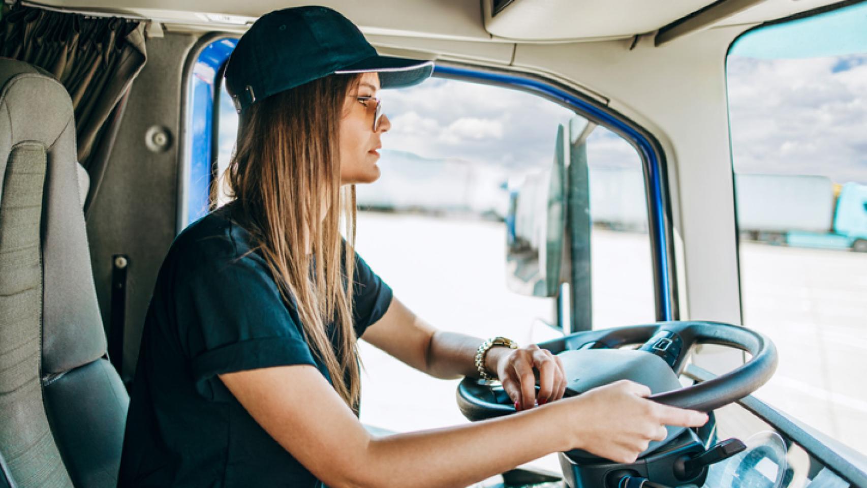 Mujer camionera conduciendo.