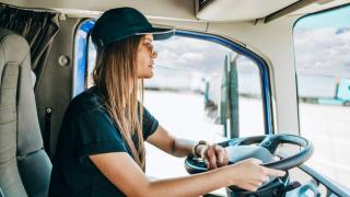 Mujer camionera conduciendo.