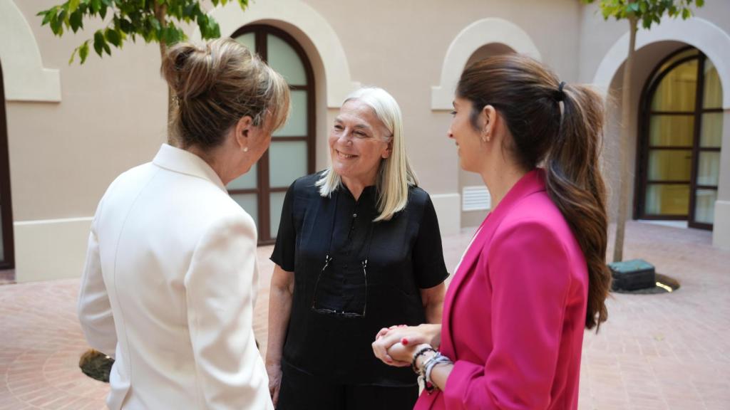 Mercedes Wullich, fundadora de 'Las Top 100', charla distendidamente con dos de las participantes de la jornada.