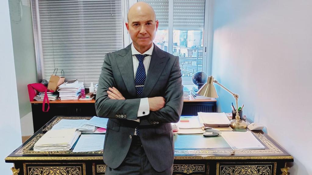 El abogado Alí Martínez en su despacho.