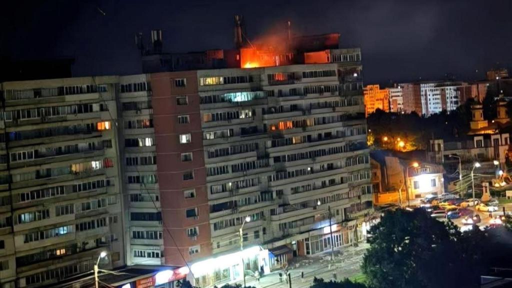 El incendio provocado por el dron ruso en la ciudad rumana de Galati.