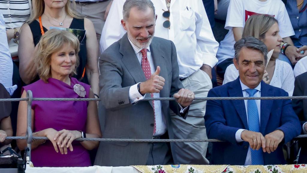 Felipe VI junto a María Rey y Victoriano Martín.