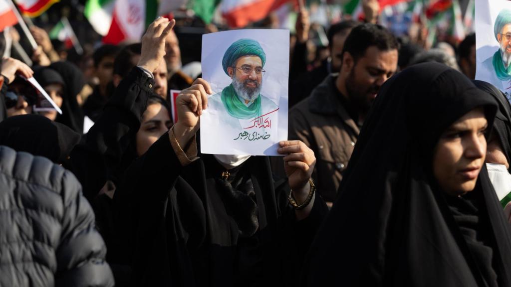 Una concentración en las calles de Teherán en apoyo al líder supremo,  Mojtaba Jamenei.