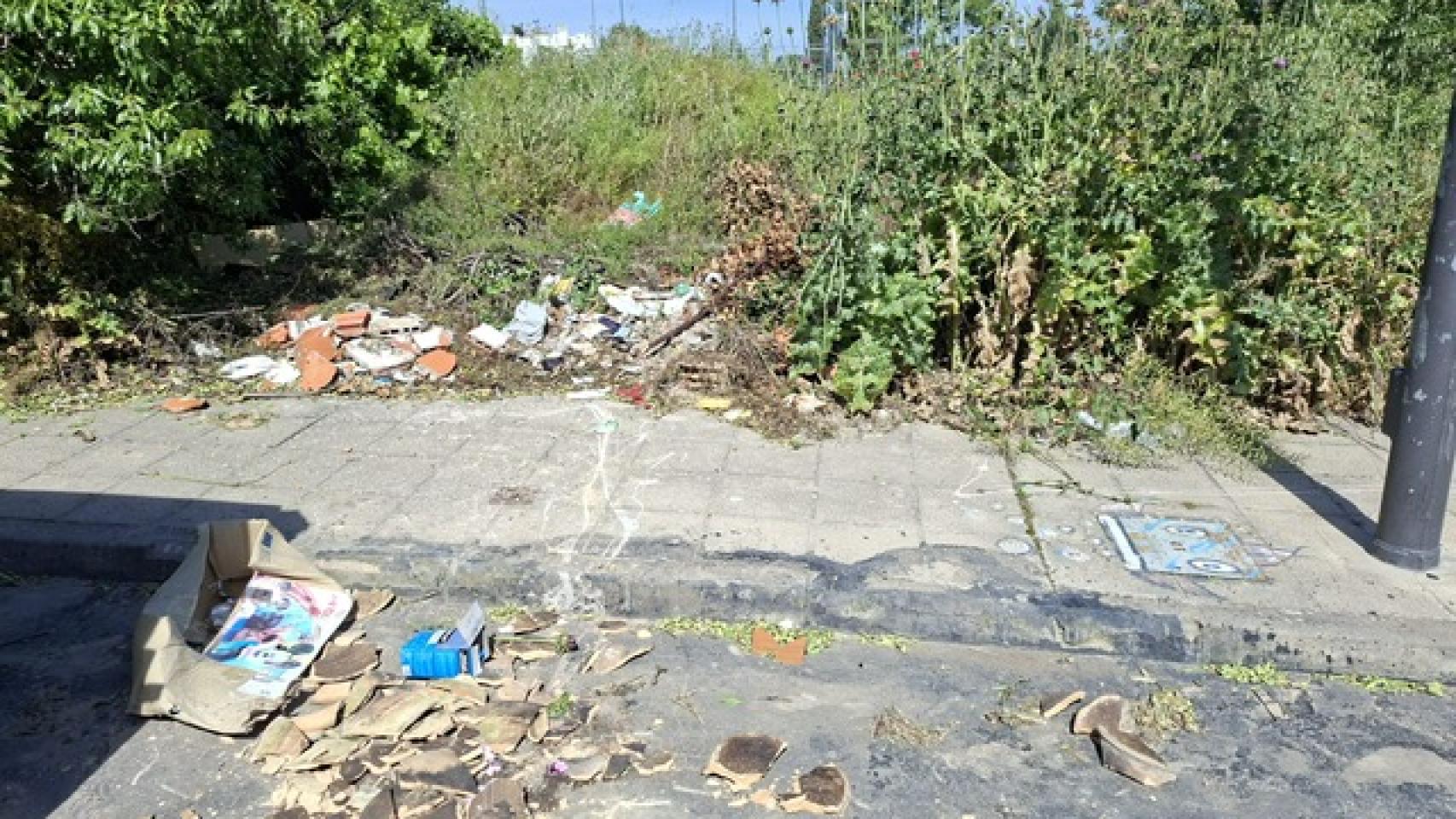 Los escombros del muro arreglado de Rabiche convertidos en un vertedero en el barrio de San Frontis.