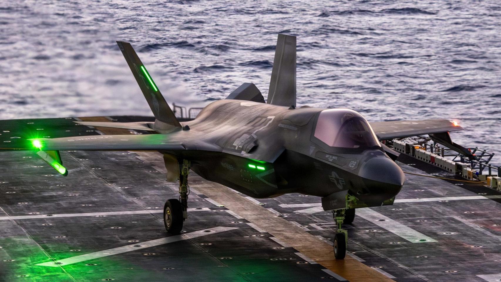 F-35 estadounidense en la cubierta de un portaviones