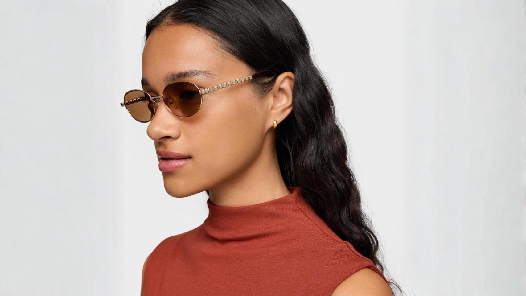 Modelo con gafas de la nueva colección de Tous. 