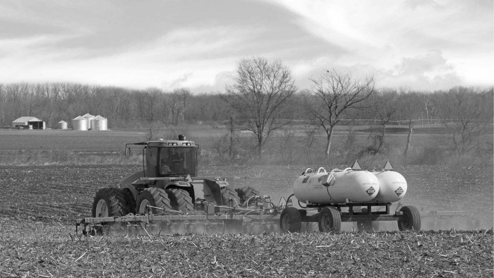 Un tractor esparce fertilizante sobre tierras de cultivo