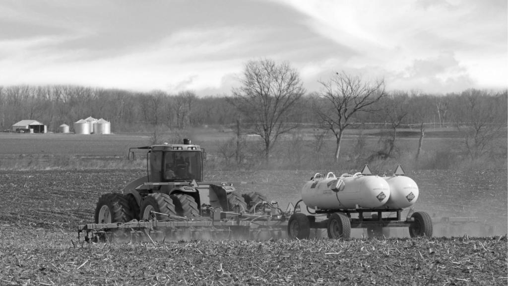 Un tractor esparce fertilizante sobre tierras de cultivo