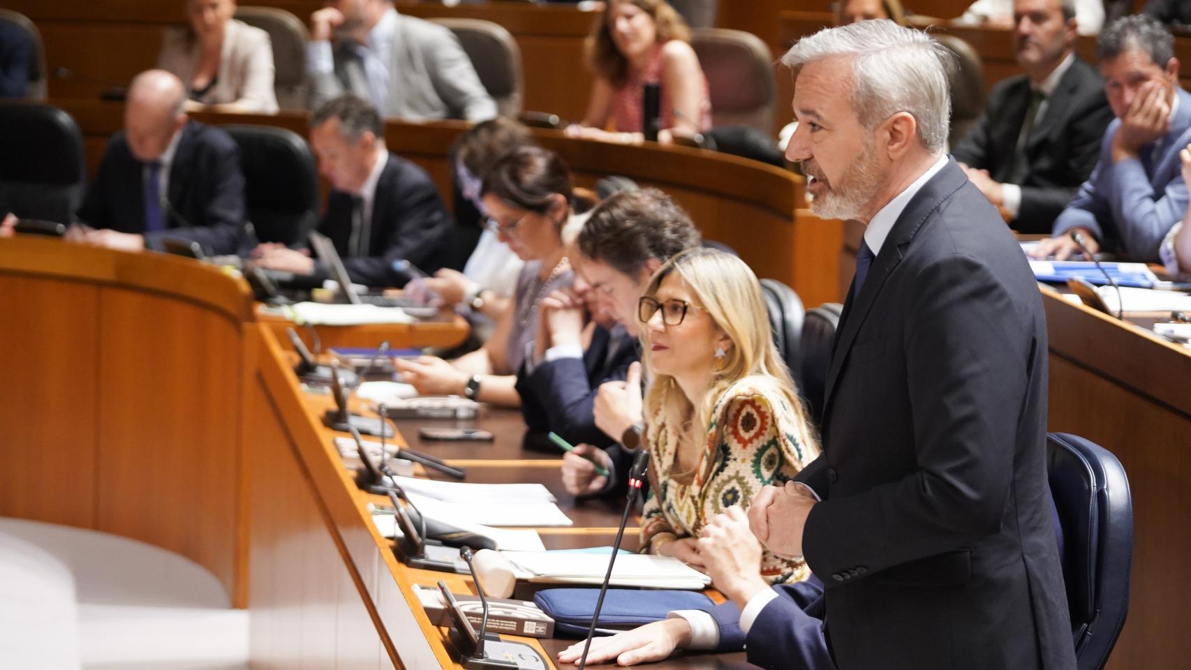 Jorge Azcón, en el Pleno de las Cortes