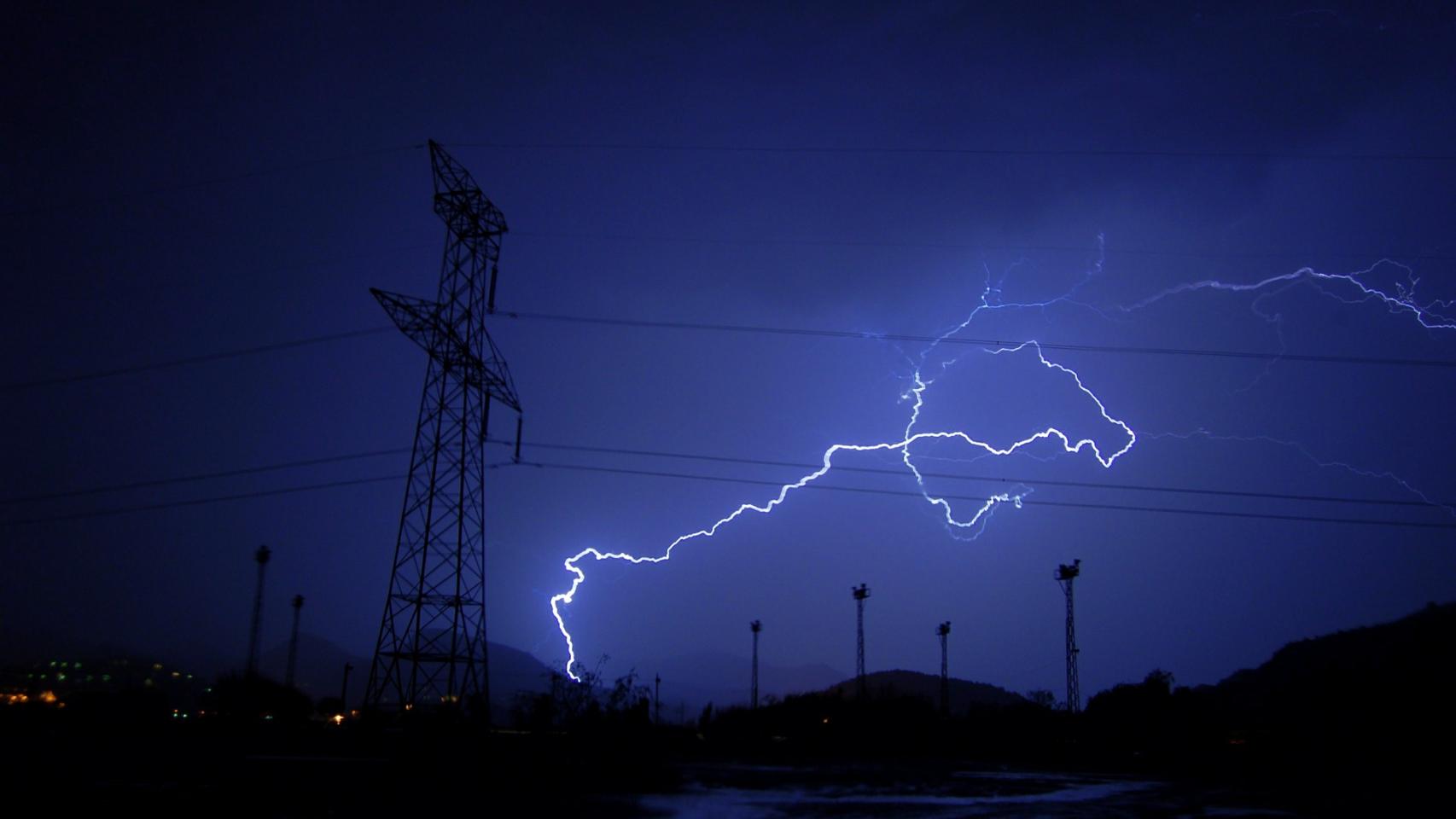 Rayo en torre eléctrica.